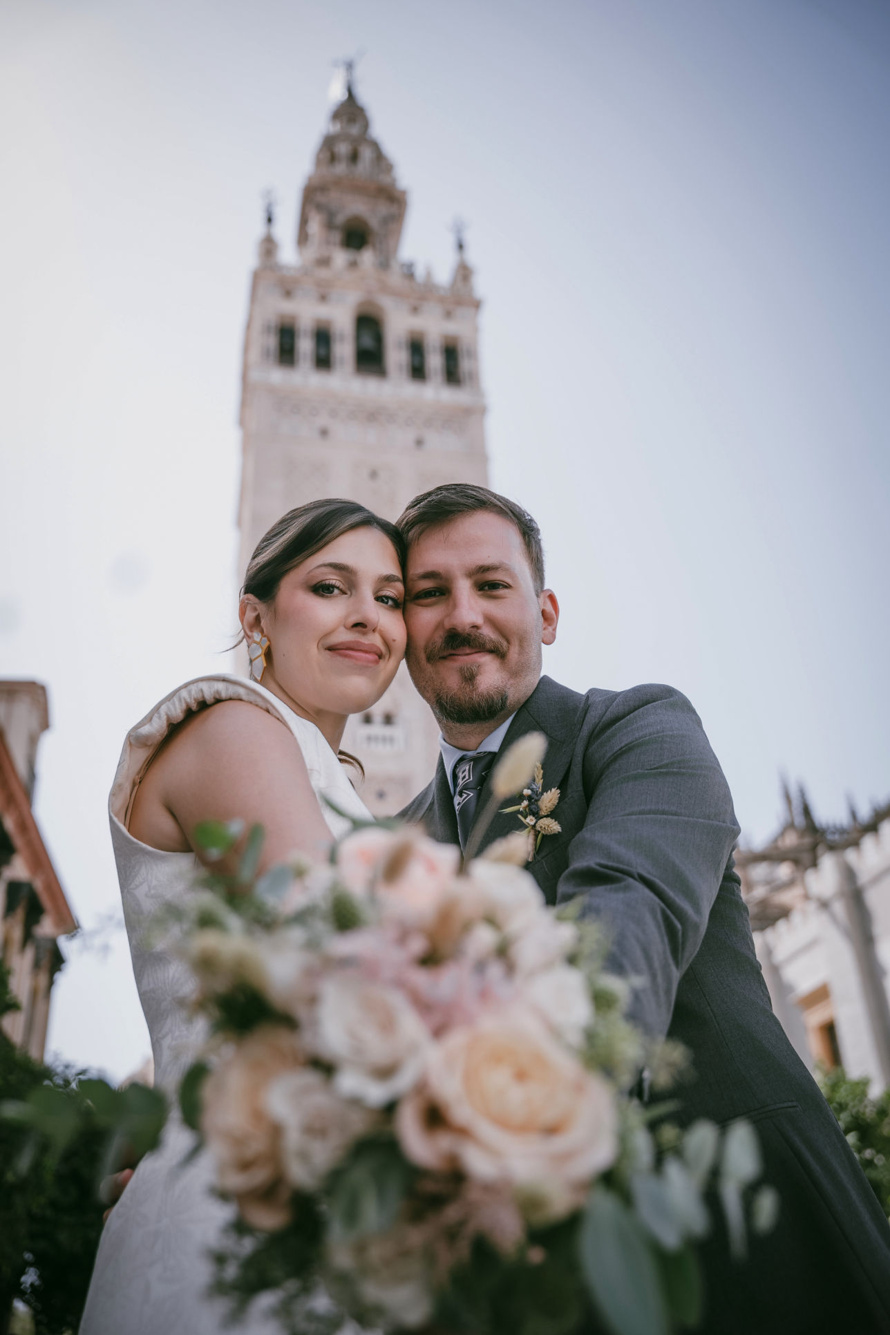 Pareja saliendo del Real Alcázar con luz dorada.