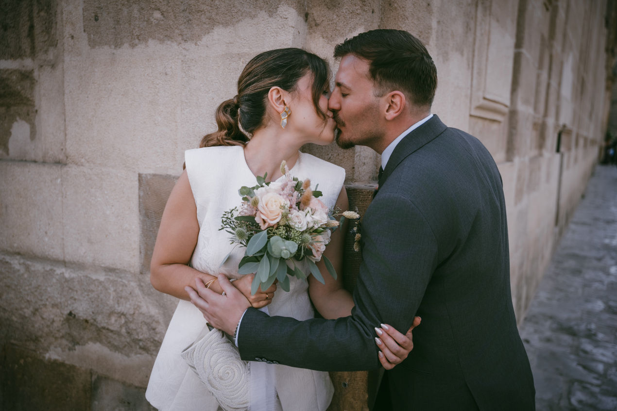 detalle de las manos de los novios sevilla boda con estilo