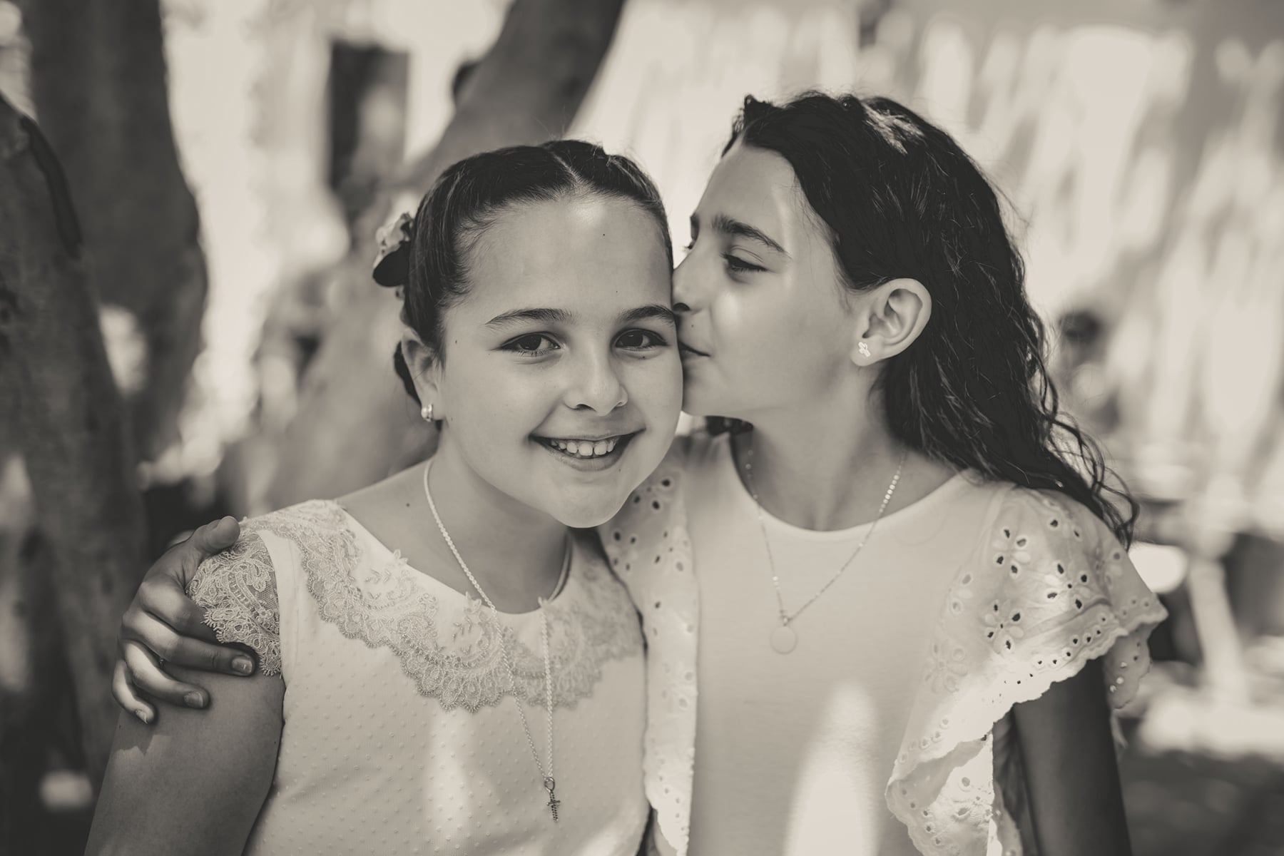 fotos naturales de comunión dos hermanas