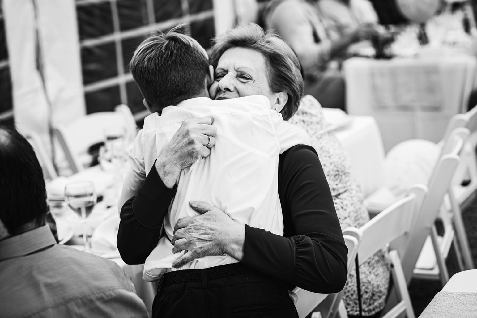 foto de abrazo nieto de comunión y abuela en almensilla sevilla
