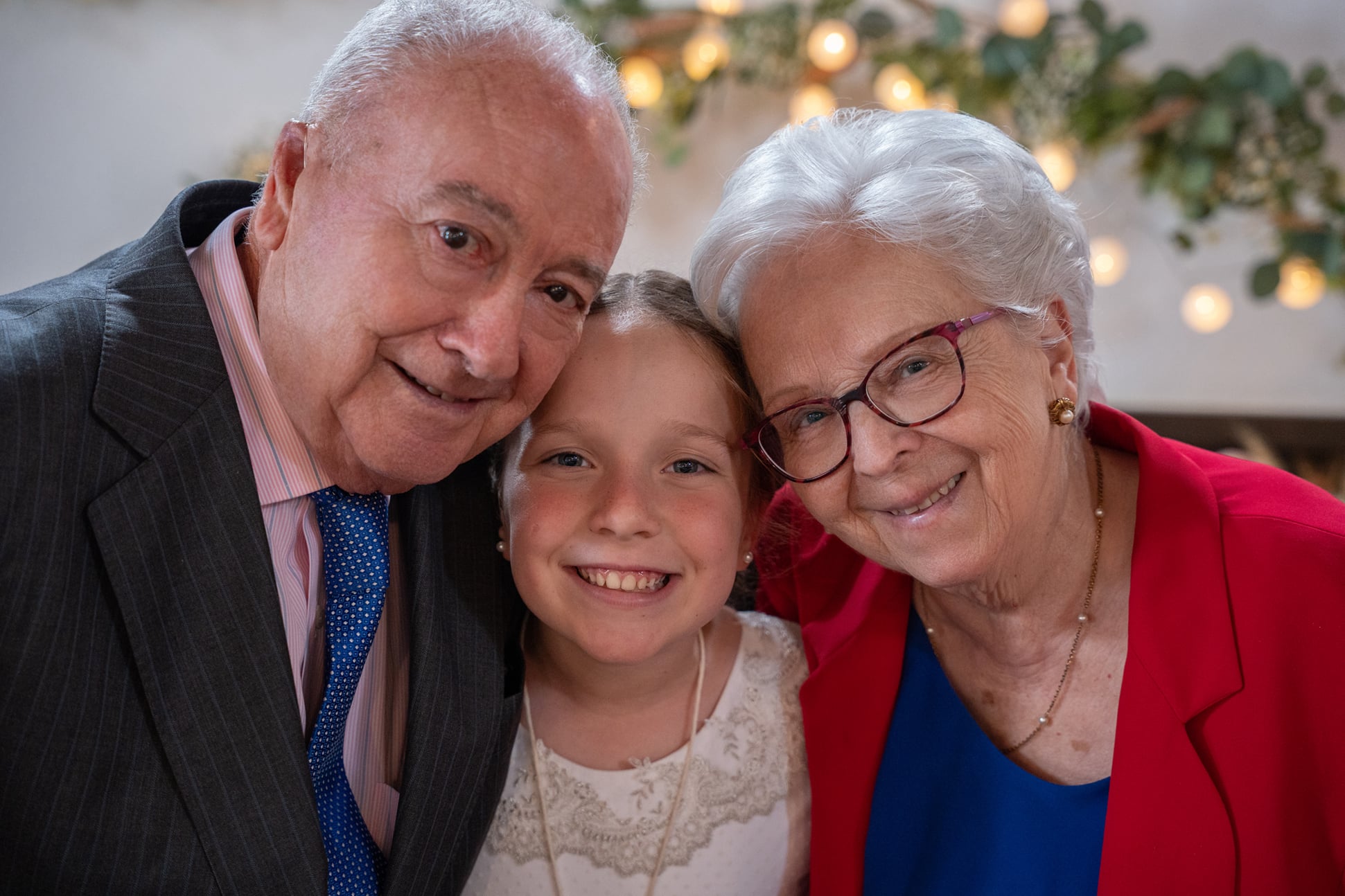 abuelos y nietos en la celebración de la comunión puebla del rio recuerdos