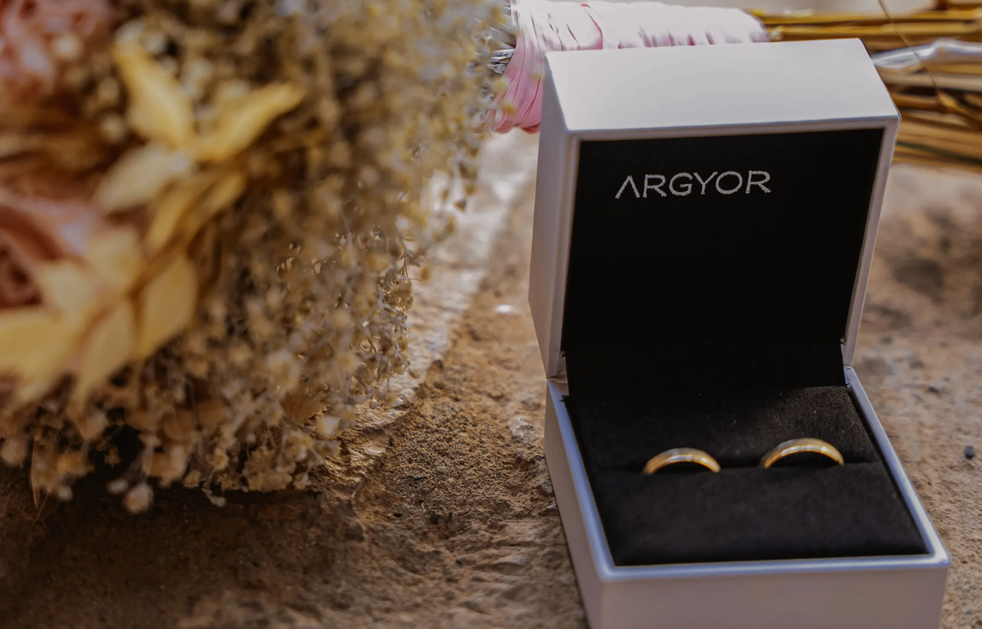 detalle de las manos de los novios sevilla boda con estilo