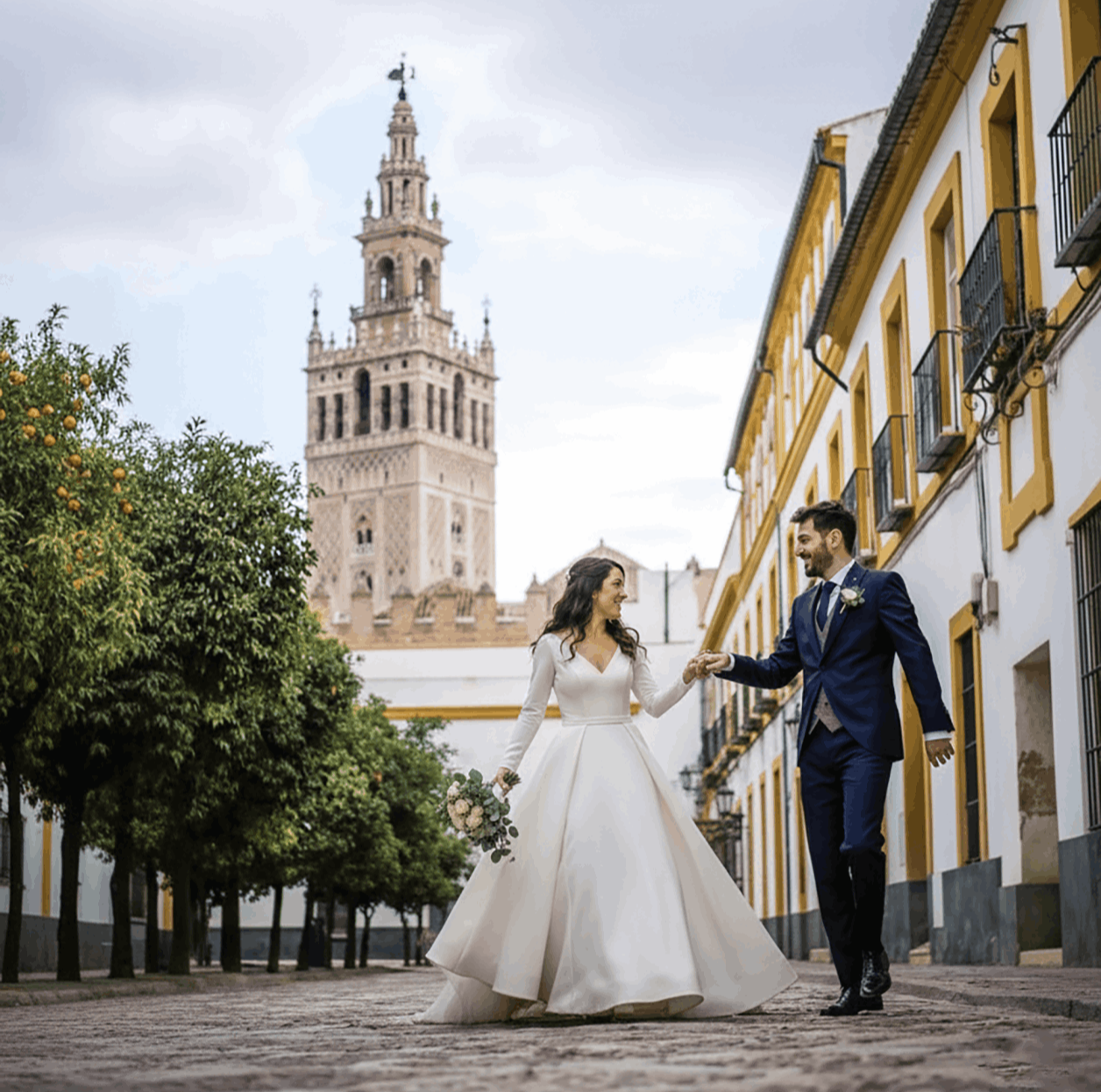 pareja entrañable que se casa en sevilla en finca azahares
