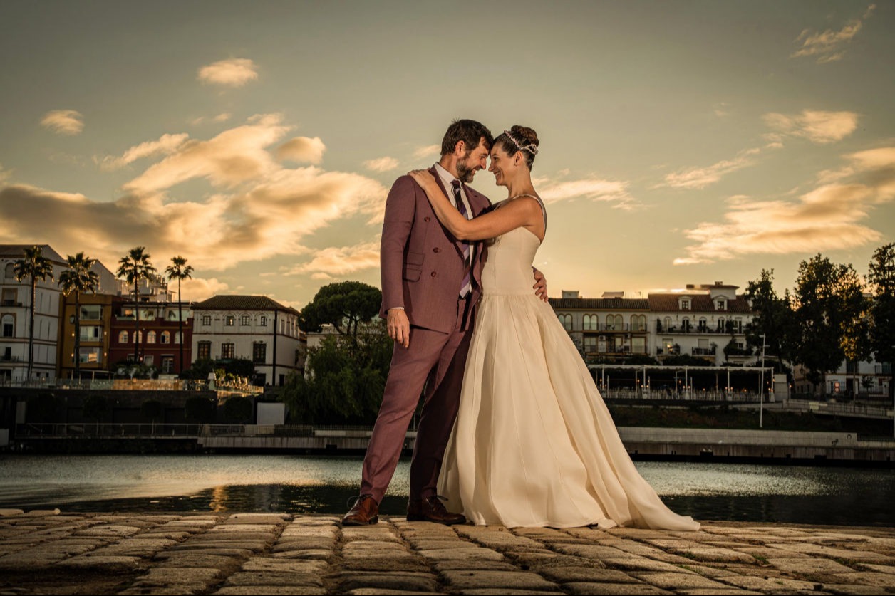 Fotografía profesional y emotiva de bodas en Sevilla, Triana y Los Remedios - Érase una vez la luz Fotoeventos