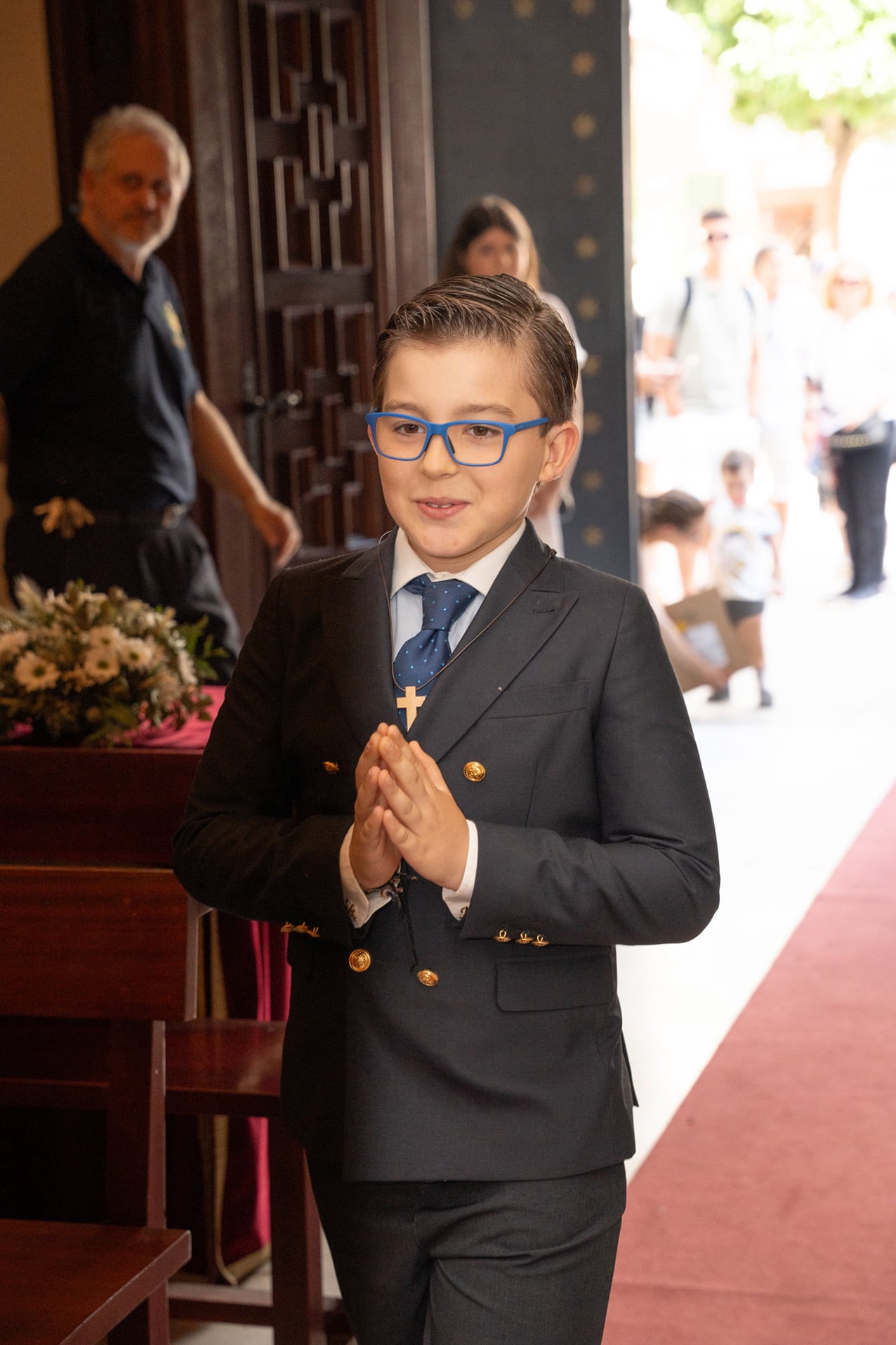 niño entrañable en su reportaje de comunión en iglesia sevilla