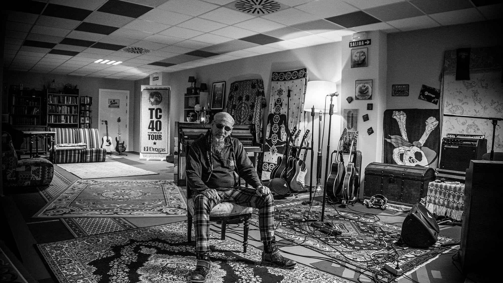 FOTOGRAFÍA rockero Enrique Villareal banda de música el drogas barricadas