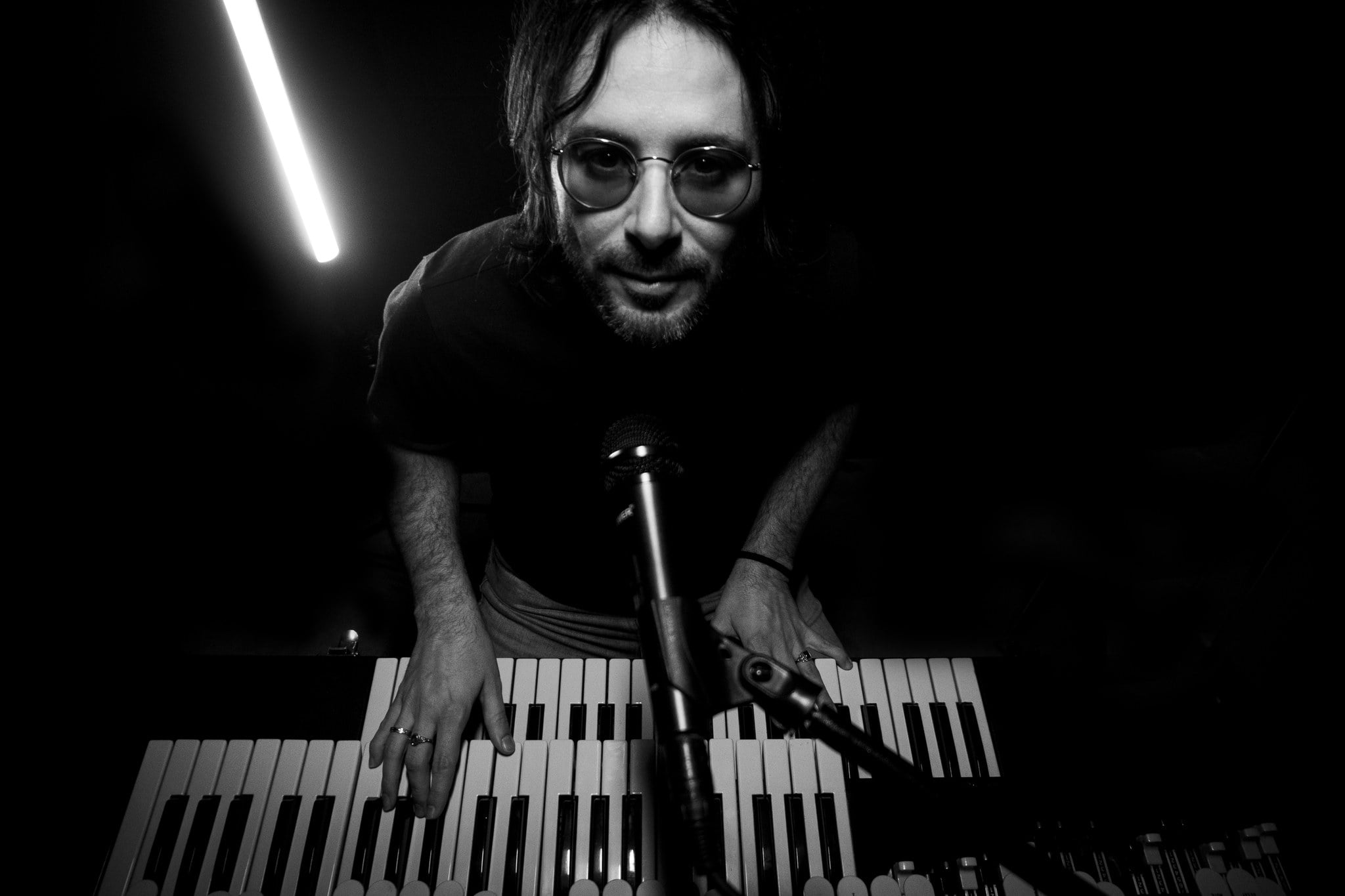 reportaje de grupos de musica en sevilla con estilo muy profesional muriel de storm miembro del grupo Barricada