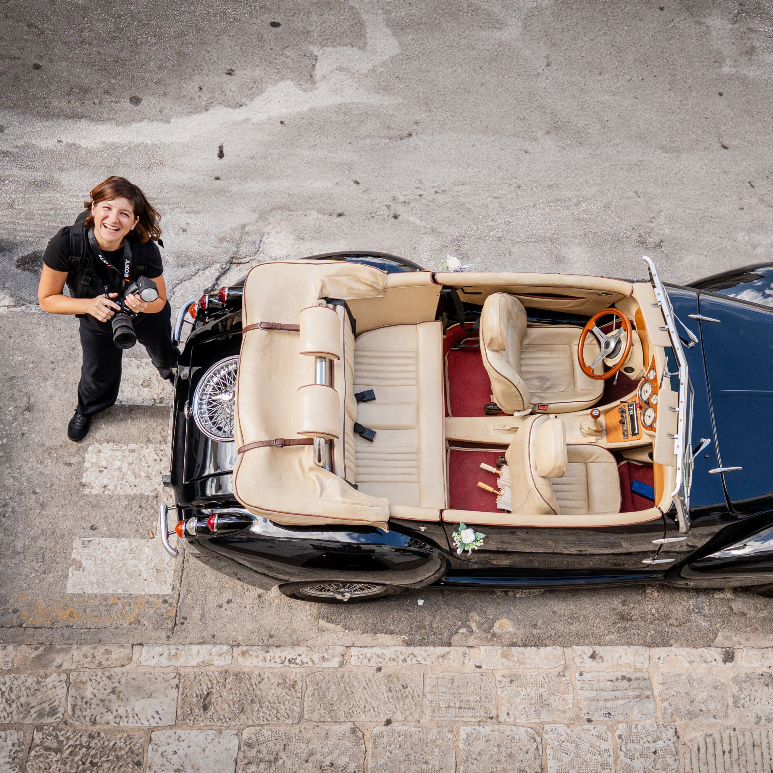 Las anécdotas más divertidas y humanas de una fotógrafa de bodas. Momentos reales, emoción y humor andaluz en cada historia de amor.