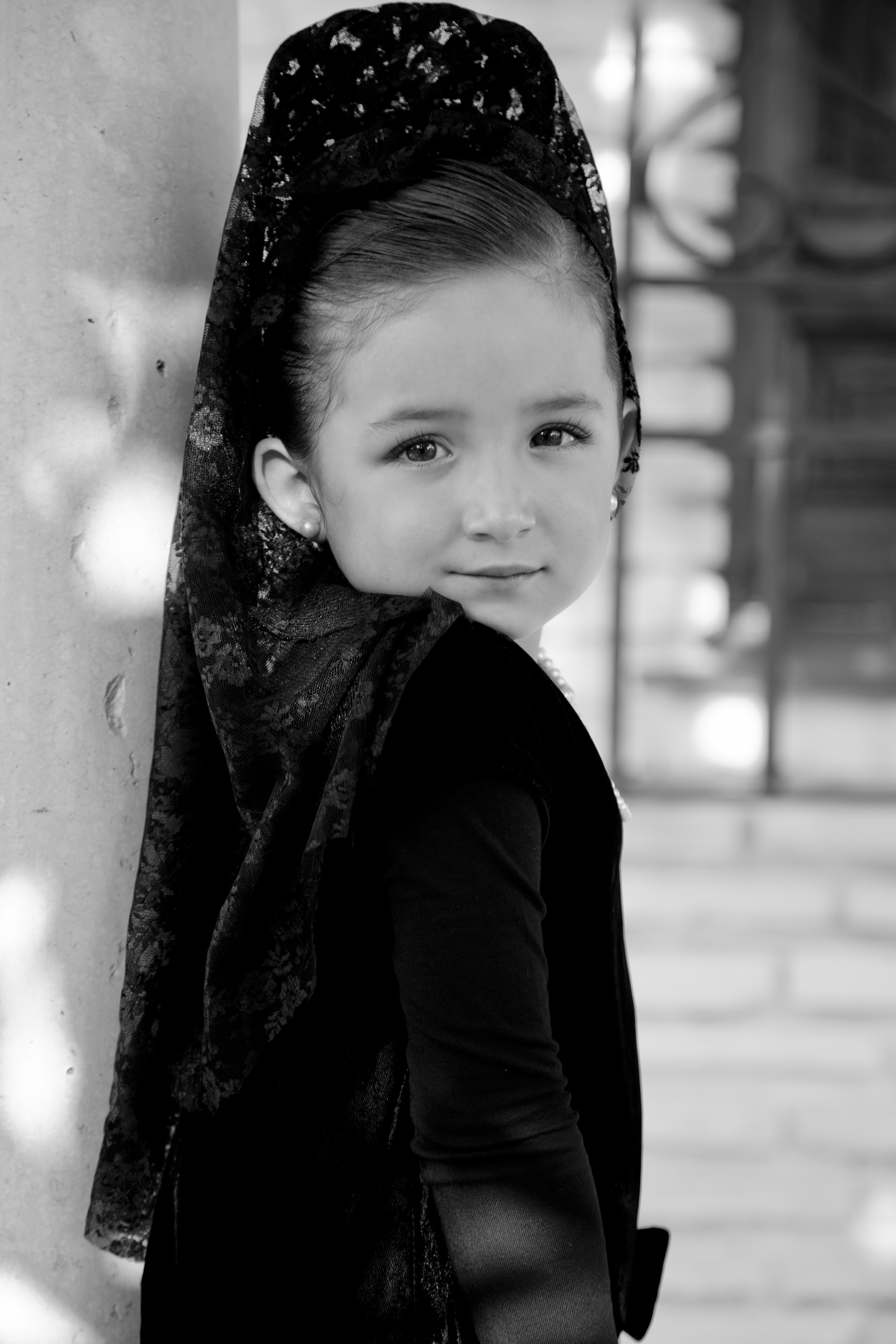 niña de mantilla en pueblo de sevilla, tradicciones de sevilla folclore