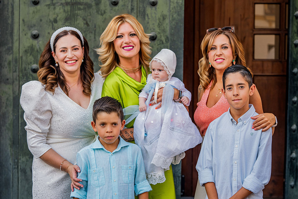 detalle del bautizo en la puerta de la iglesia de san roman en sevilla