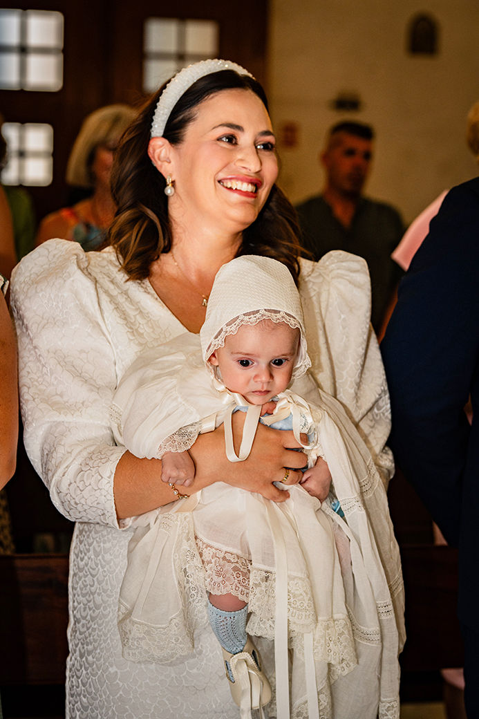 instantanea del momento del bautizo en los gitanos con la madre emocionada realizada por erase una vez tu dia foto evento