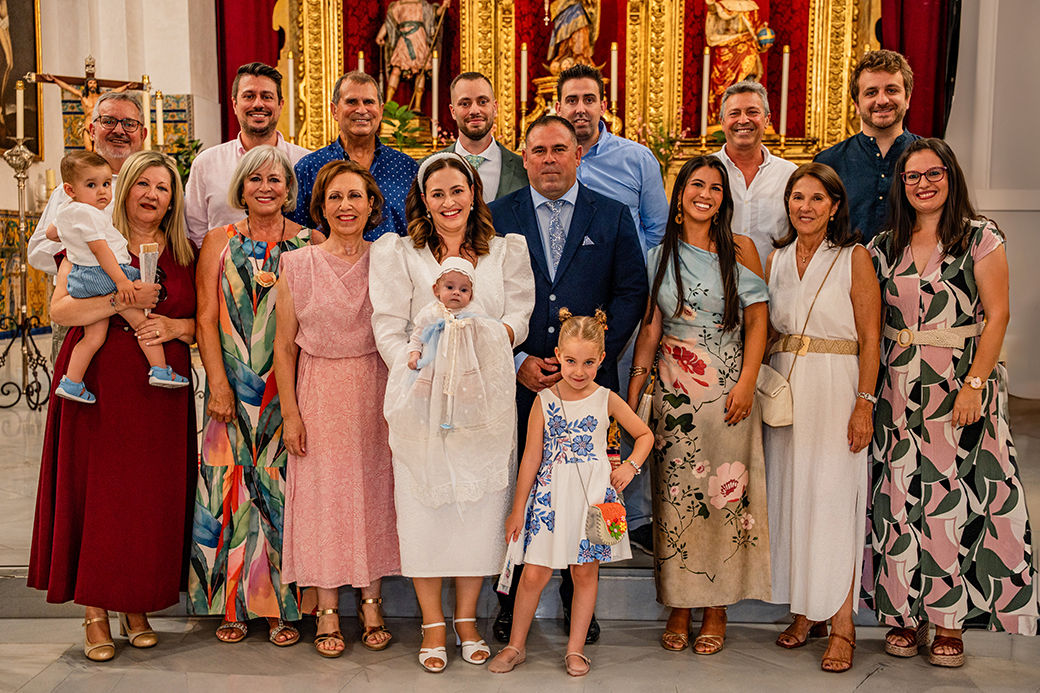 retrato familiar tras la ceremonia del bautizo en los gitanos sevilla capturado por erase una vez tu dia foto eventos