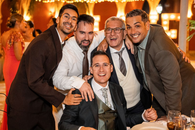 detalle de las manos de los novios sevilla boda con estilo