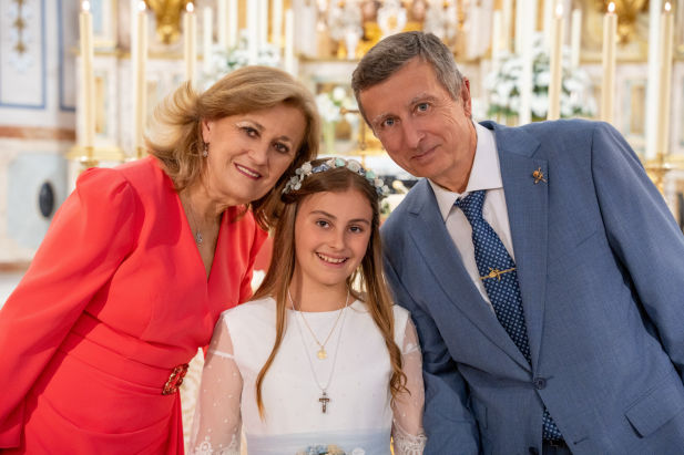 foto de abrazo nieto de comunión y abuela en almensilla sevilla