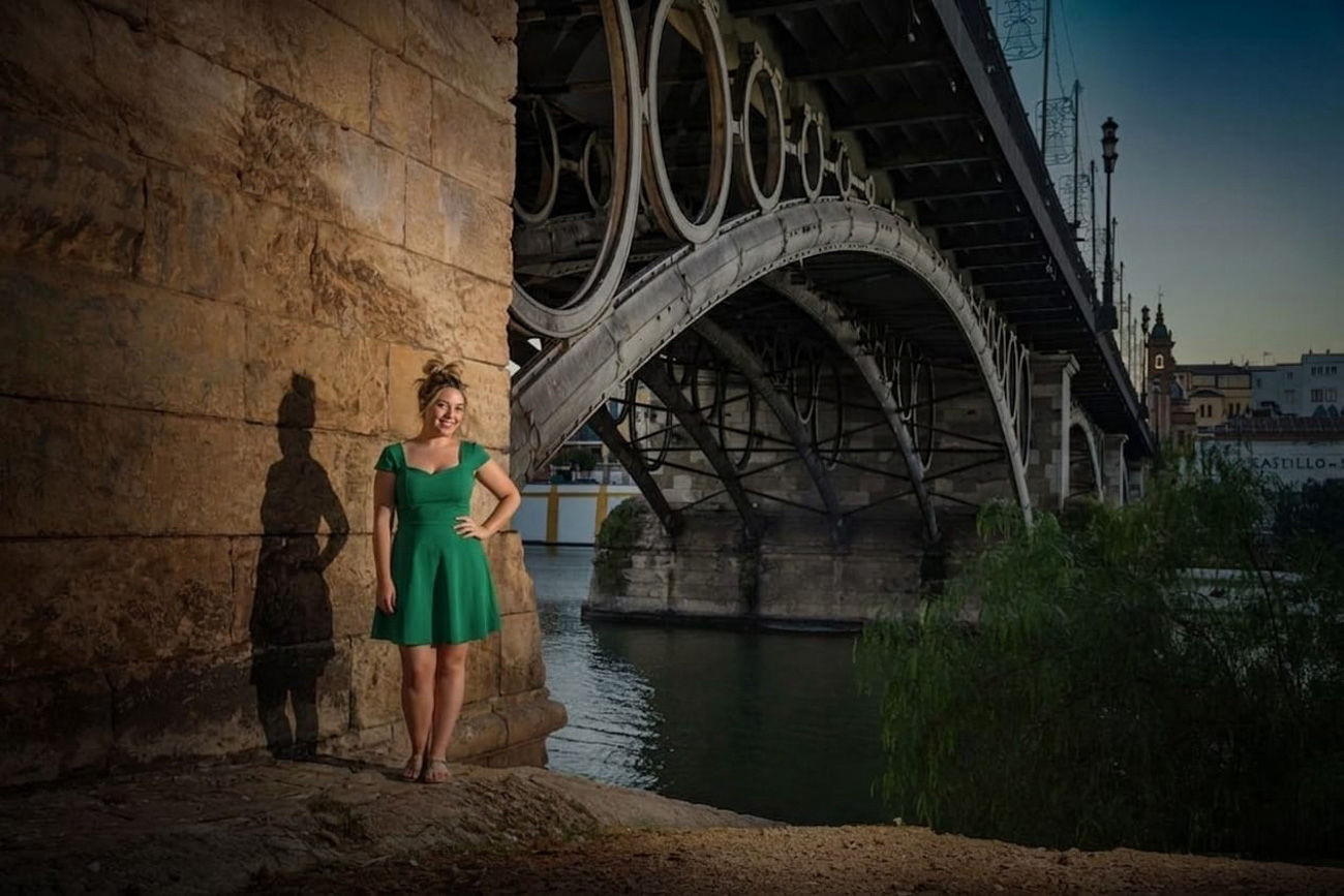 Pareja con Triana al fondo durante el atardecer.