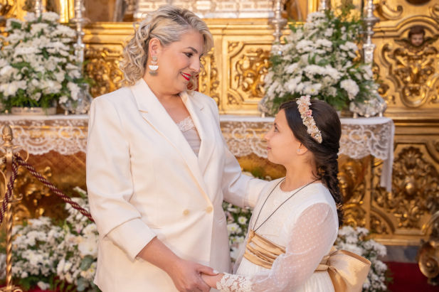 chicas en una celebración en sevilla