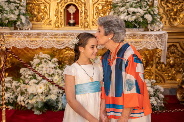 abuelos y nietos en la celebración de la comunión puebla del rio recuerdos