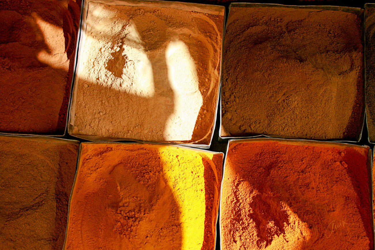 La imagen es una parte esencial de cómo una marca se presenta al mundo. En fotografía de producto y comercial trabajo para crear imágenes cuidadas, limpias y visualmente atractivas, pensadas para comunicar profesionalidad, coherencia y valor.  Cada sesión está orientada a resaltar el producto de forma clara y estética, respetando la identidad de la marca y el mensaje que quiere transmitir. Trabajo tanto con luz natural y controlada como con luz artificial, eligiendo en cada caso la iluminación más adecuada según el tipo de producto, el uso final de las imágenes y el estilo buscado.  La luz artificial permite crear atmósferas más precisas, potentes y definidas, mientras que la luz natural aporta frescura, cercanía y autenticidad. Combinar ambas de forma consciente es clave para conseguir imágenes equilibradas y efectivas.  Las sesiones pueden realizarse en estudio, en localizaciones reales o en el propio espacio del cliente, adaptándome completamente a las necesidades del proyecto. El objetivo es siempre el mismo: conseguir fotografías que no solo muestren el producto, sino que lo destaquen, lo cuiden y lo eleven visualmente.