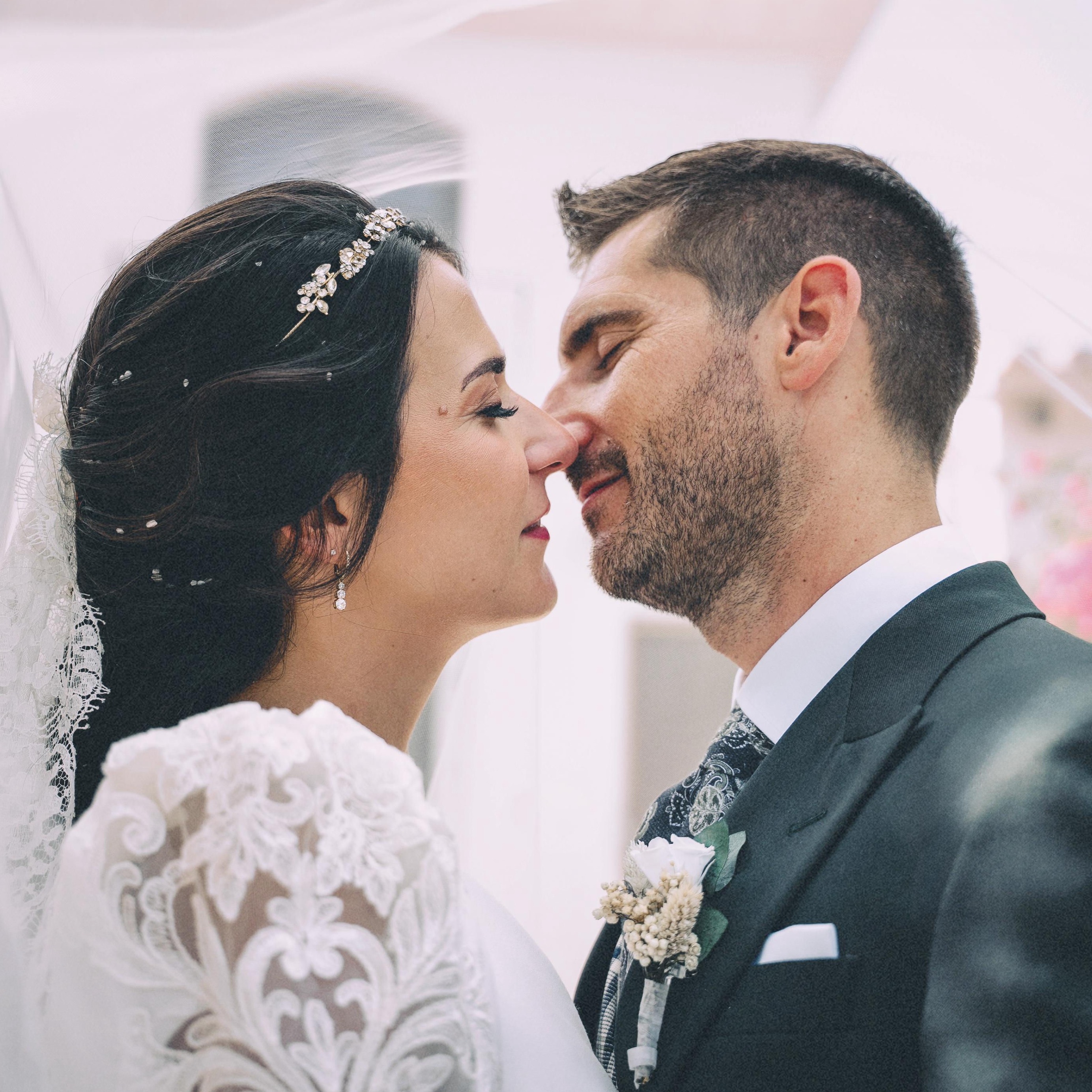 ana y vanesa fotografas divertidas y simpaticas de sevilla y andalucia para retratar el amor de tu boda