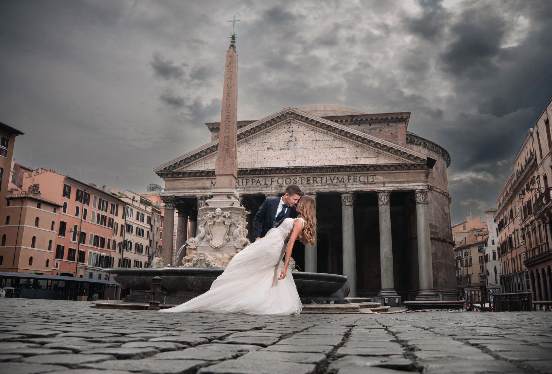Novios frente al Panteón de Roma en sesión de boda con plano general del monumento.