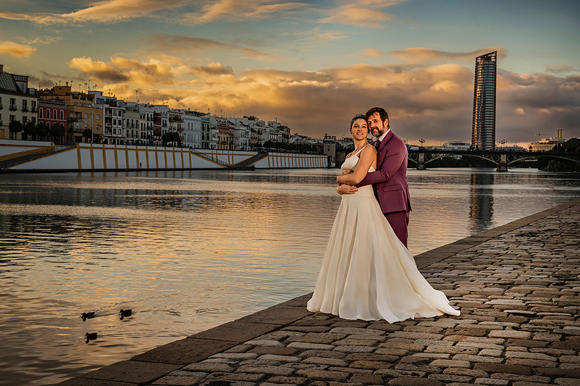 Novios en la orilla del rio guadalquivir sevilla boda